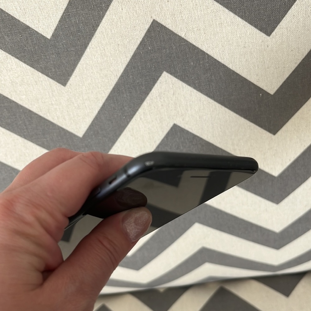 Apple iPhone 8 Plus - Picture 4 of 6